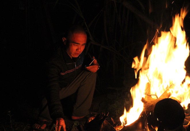 Trắng đêm ngồi co ro đốt củi sưởi ấm để canh đào, quất, hoa Tết